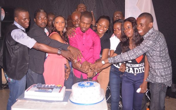 Where are the Praiseworld Team members? Let's cut this cake
